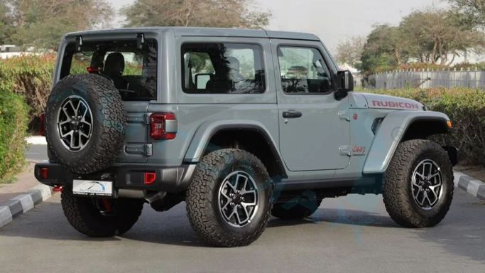 Новый Jeep Wrangler IV (JL) Рестайлинг, 2.0 л, 2025 в Дубае от Auto Max Group Серый цвет. GCC | AUTO.AE