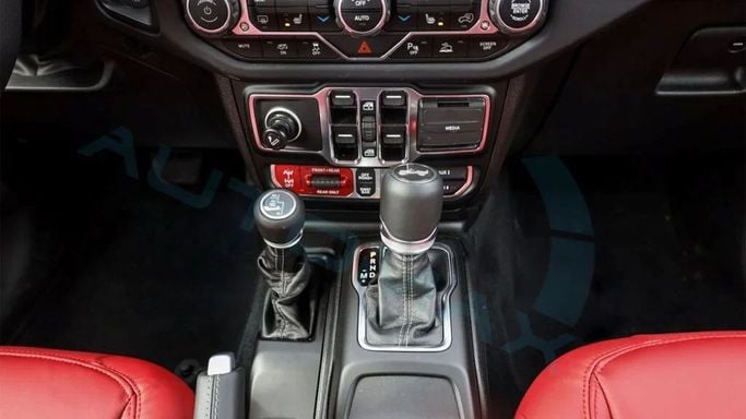 Новый Jeep Wrangler IV (JL) Рестайлинг, 6.4 л, 2024 в Дубае от Auto Max Group Белый цвет. GCC | AUTO.AE
