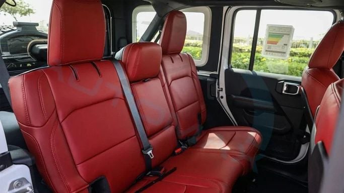 Новый Jeep Wrangler IV (JL) Рестайлинг, 6.4 л, 2024 в Дубае от Auto Max Group Белый цвет. GCC | AUTO.AE