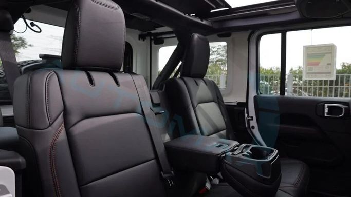 Новый Jeep Wrangler IV (JL) Рестайлинг, 2.0 л, 2024 в Дубае от Auto Max Group Белый цвет. GCC | AUTO.AE