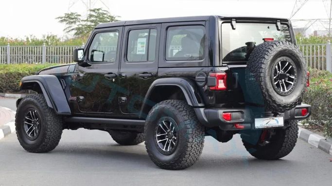 Новый Jeep Wrangler IV (JL) Рестайлинг, 2.0 л, 2025 в Дубае от Auto Max Group Черный цвет. GCC | AUTO.AE