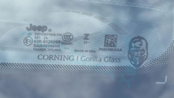 Новый Jeep Wrangler IV (JL) Рестайлинг, 2.0 л, 2025 в Дубае от Auto Max Group Белый цвет. GCC | AUTO.AE