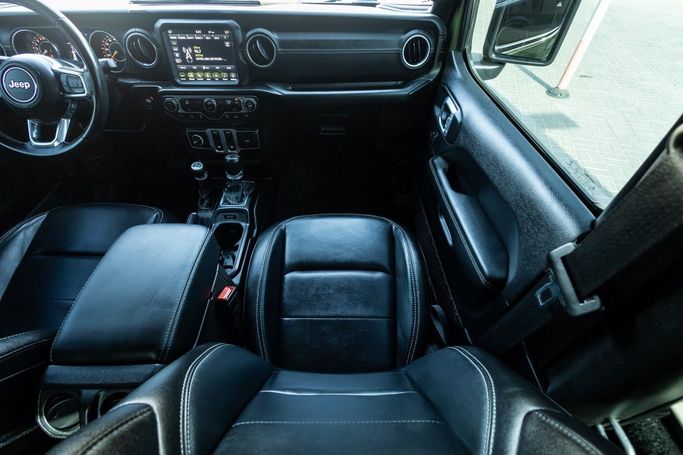 Подержанный Jeep Wrangler IV (JL), 3.6 л, 2021 в Дубае от Linda Cars Зеленый цвет. GCC | AUTO.AE