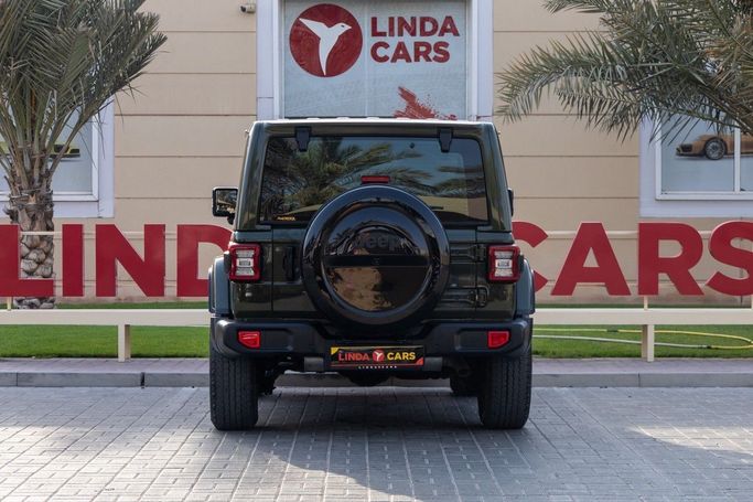 Подержанный Jeep Wrangler IV (JL), 3.6 л, 2021 в Дубае от Linda Cars Зеленый цвет. GCC | AUTO.AE