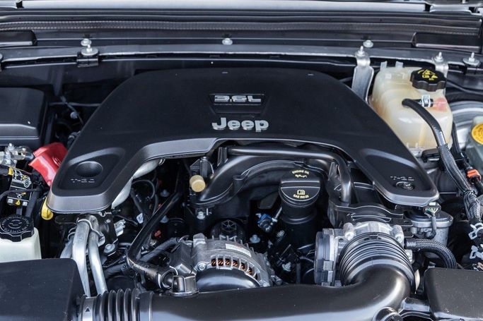 Подержанный Jeep Wrangler IV (JL), 3.6 л, 2021 в Дубае от Linda Cars Серебристый цвет. GCC | AUTO.AE