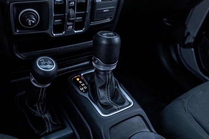 Подержанный Jeep Wrangler IV (JL), 3.6 л, 2021 в Дубае от Linda Cars Серебристый цвет. GCC | AUTO.AE