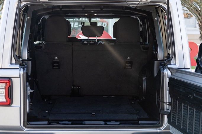 Подержанный Jeep Wrangler IV (JL), 3.6 л, 2021 в Дубае от Linda Cars Серебристый цвет. GCC | AUTO.AE