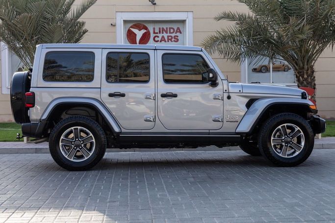 Подержанный Jeep Wrangler IV (JL), 3.6 л, 2021 в Дубае от Linda Cars Серебристый цвет. GCC | AUTO.AE