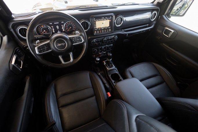 Подержанный Jeep Wrangler IV (JL), 6.4 л, 2023 в Дубае от Linda Cars Зеленый цвет. GCC | AUTO.AE