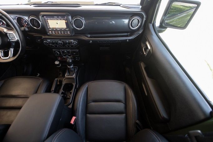 Подержанный Jeep Wrangler IV (JL), 6.4 л, 2023 в Дубае от Linda Cars Зеленый цвет. GCC | AUTO.AE