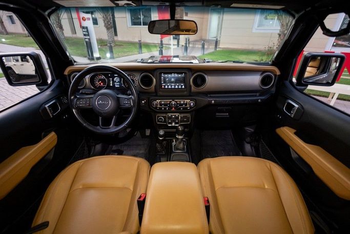 Подержанный Jeep Wrangler IV (JL), 3.6 л, 2021 в Дубае от Linda Cars Черный цвет. Американская | AUTO.AE