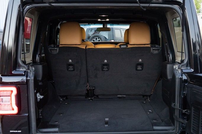 Подержанный Jeep Wrangler IV (JL), 3.6 л, 2021 в Дубае от Linda Cars Черный цвет. Американская | AUTO.AE