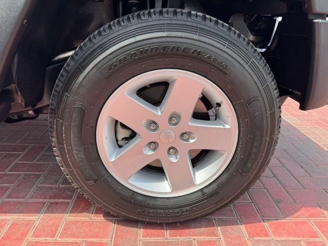 Подержанный Jeep Wrangler IV (JL), 2.0 л, 2017 в Дубае от Al Faisal Motors Серебристый цвет. GCC | AUTO.AE