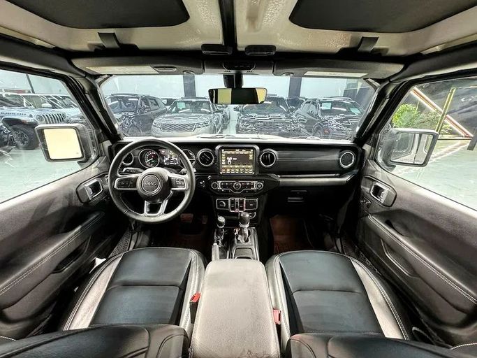 Подержанный Jeep Wrangler IV (JL), 2.0 л, 2022 в Дубае от Hot Wheel Used Motors Серый цвет. Other | AUTO.AE