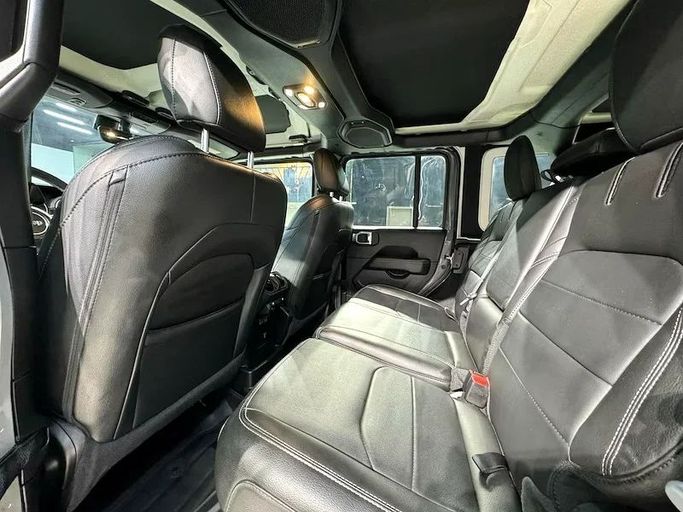 Подержанный Jeep Wrangler IV (JL), 2.0 л, 2022 в Дубае от Hot Wheel Used Motors Серый цвет. Other | AUTO.AE