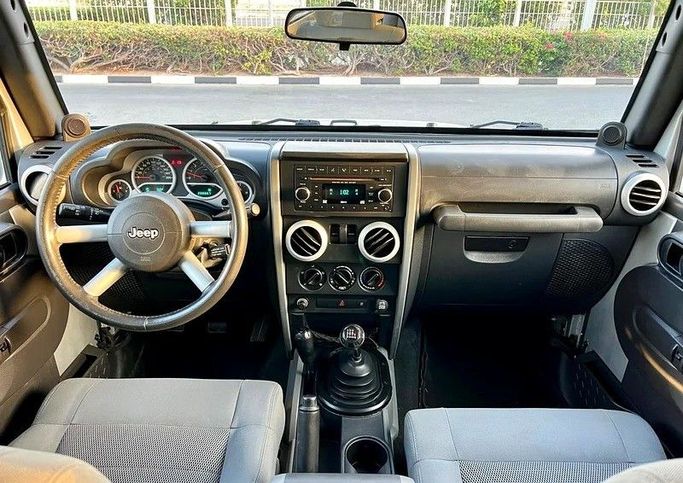 Подержанный Jeep Wrangler III (JK), 3.8 л, 2009 в Дубае от Designo Cars Trading Серебристый цвет. GCC | AUTO.AE