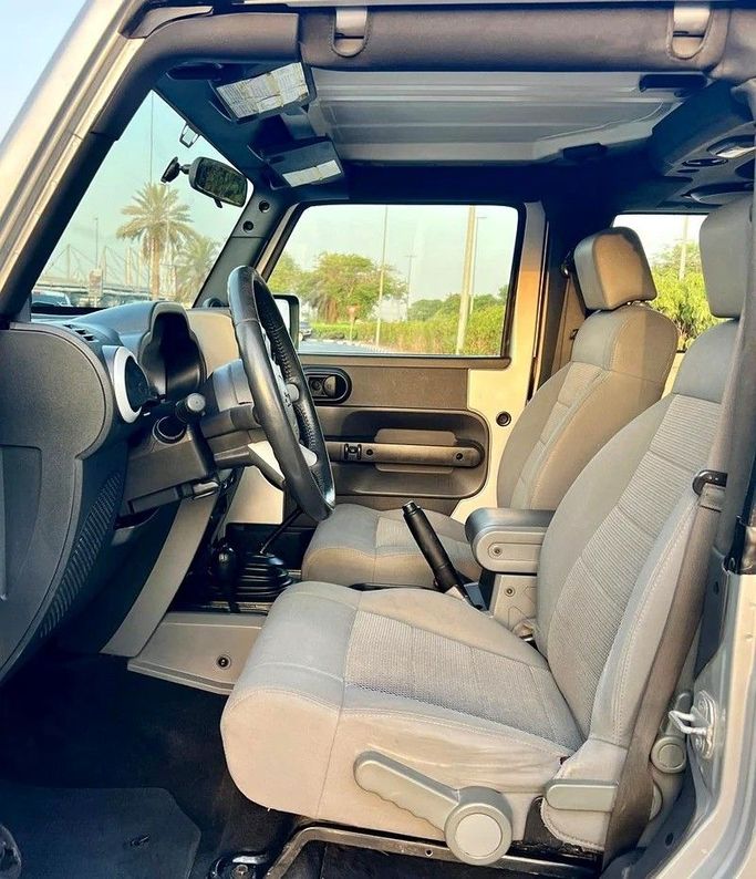 Подержанный Jeep Wrangler III (JK), 3.8 л, 2009 в Дубае от Designo Cars Trading Серебристый цвет. GCC | AUTO.AE