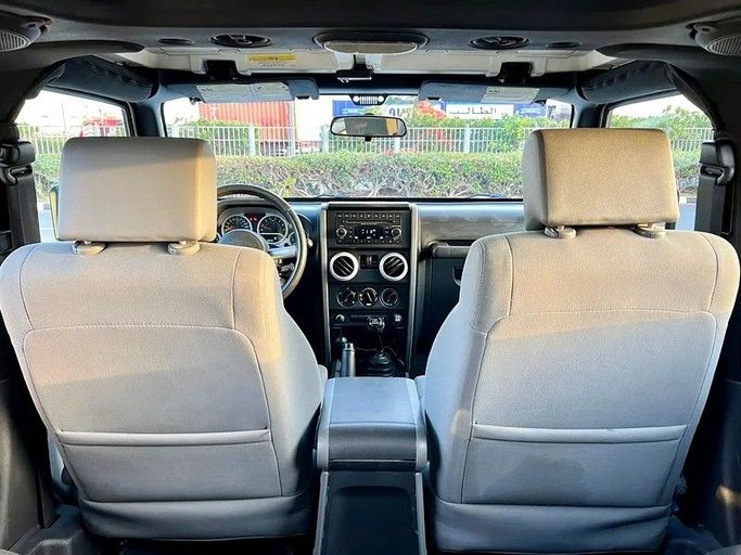 Подержанный Jeep Wrangler III (JK), 3.8 л, 2009 в Дубае от Designo Cars Trading Серебристый цвет. GCC | AUTO.AE