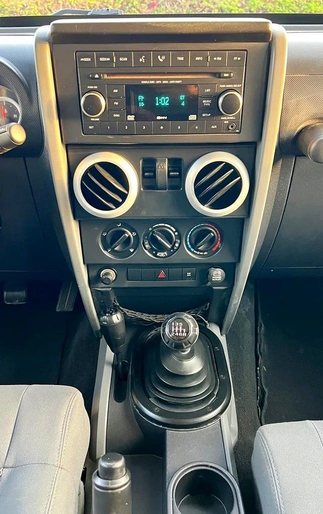 Подержанный Jeep Wrangler III (JK), 3.8 л, 2009 в Дубае от Designo Cars Trading Серебристый цвет. GCC | AUTO.AE