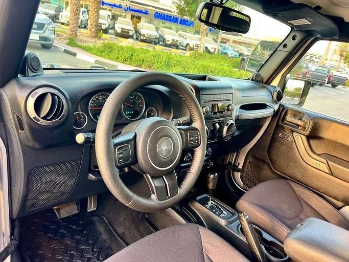 Подержанный Jeep Wrangler III (JK), 3.6 л, 2013 в Дубае от Designo Cars Trading Серебристый цвет. GCC | AUTO.AE