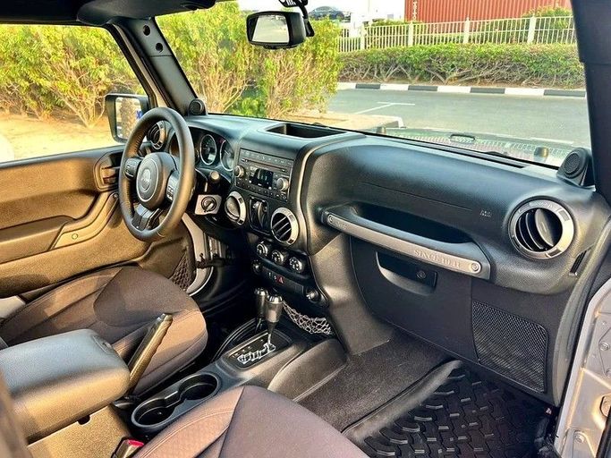 Подержанный Jeep Wrangler III (JK), 3.6 л, 2013 в Дубае от Designo Cars Trading Серебристый цвет. GCC | AUTO.AE