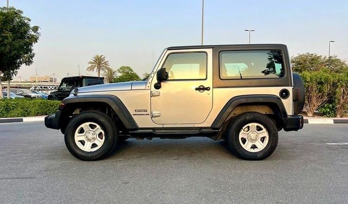 Подержанный Jeep Wrangler III (JK), 3.6 л, 2013 в Дубае от Designo Cars Trading Серебристый цвет. GCC | AUTO.AE