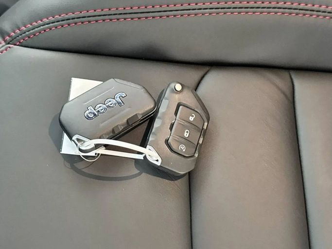 Новый Jeep Wrangler IV (JL) Рестайлинг, 3.6 л, 2025 в Дубае от Allied Motors Серый цвет. GCC | AUTO.AE