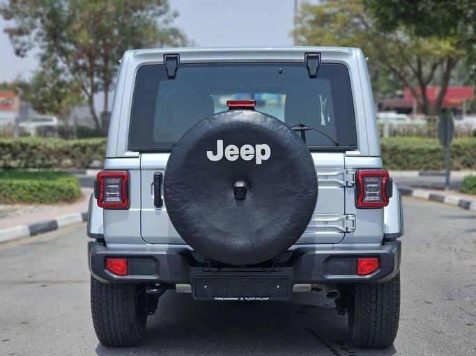 Подержанный Jeep Wrangler IV (JL), 3.6 л, 2022 в Дубае от US Motors Серебристый цвет. GCC | AUTO.AE