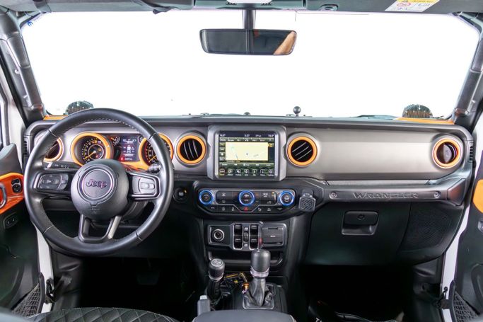 Подержанный Jeep Wrangler IV (JL), 3.6 л, 2022 в Дубае от The Car Superstore Белый цвет. GCC | AUTO.AE