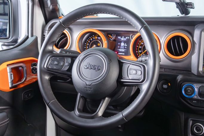 Подержанный Jeep Wrangler IV (JL), 3.6 л, 2022 в Дубае от The Car Superstore Белый цвет. GCC | AUTO.AE