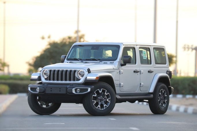 Новый Jeep Wrangler IV (JL) Рестайлинг, 2.0 л, 2024 в Дубае от Atlantic Motors FZCO Серебристый цвет. Американская | AUTO.AE