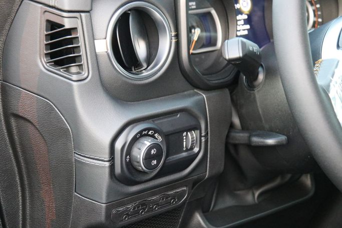 Новый Jeep Wrangler IV (JL) Рестайлинг, 2.0 л, 2024 в Дубае от Atlantic Motors FZCO Серебристый цвет. Американская | AUTO.AE