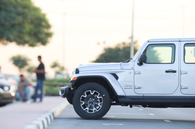 Новый Jeep Wrangler IV (JL) Рестайлинг, 2.0 л, 2024 в Дубае от Atlantic Motors FZCO Серебристый цвет. Американская | AUTO.AE