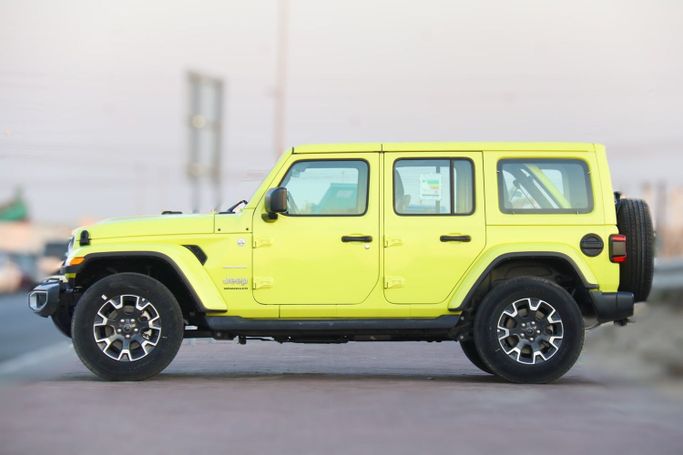 Новый Jeep Wrangler IV (JL) Рестайлинг, 2.0 л, 2024 в Дубае от Atlantic Motors FZCO Желтый цвет.  | AUTO.AE