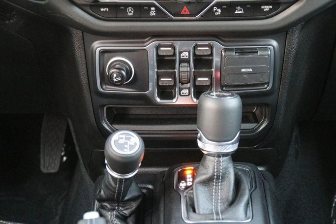 Новый Jeep Wrangler IV (JL) Рестайлинг, 2.0 л, 2024 в Дубае от Atlantic Motors FZCO Желтый цвет.  | AUTO.AE