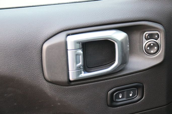 Новый Jeep Wrangler IV (JL) Рестайлинг, 2.0 л, 2024 в Дубае от Atlantic Motors FZCO Белый цвет.  | AUTO.AE