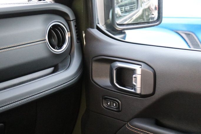 Новый Jeep Wrangler IV (JL) Рестайлинг, 2.0 л, 2024 в Дубае от Atlantic Motors FZCO Белый цвет.  | AUTO.AE