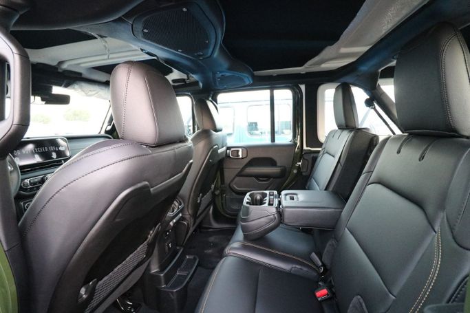 Новый Jeep Wrangler IV (JL) Рестайлинг, 2.0 л, 2024 в Дубае от Atlantic Motors FZCO Белый цвет.  | AUTO.AE