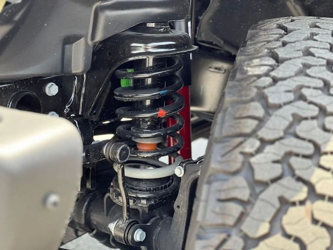 Новый Jeep Wrangler IV (JL) Рестайлинг, 2.0 л, 2025 в Дубае от Al Rawnaq Motors  Черный цвет. GCC | AUTO.AE