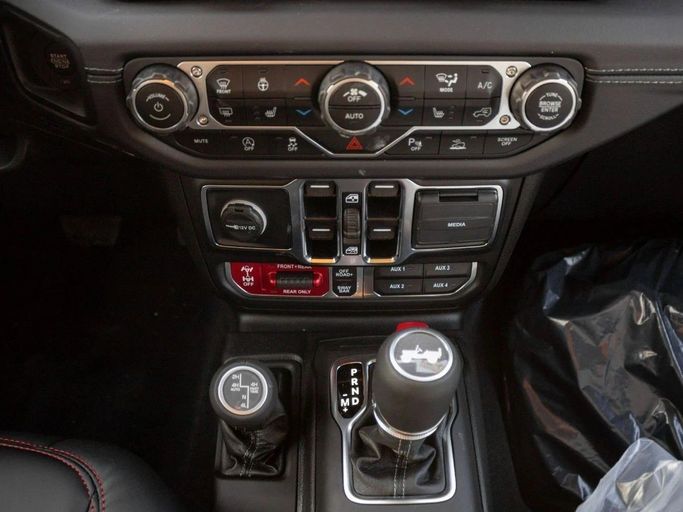 Новый Jeep Wrangler IV (JL) Рестайлинг, 2.0 л, 2025 в Дубае от Al Rawnaq Motors  Белый цвет. GCC | AUTO.AE