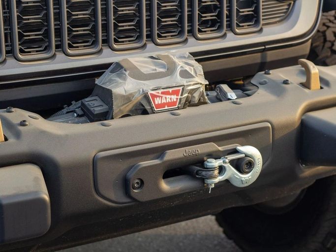 Новый Jeep Wrangler IV (JL) Рестайлинг, 6.4 л, 2025 в Дубае от Al Rawnaq Motors  Серый цвет. GCC | AUTO.AE