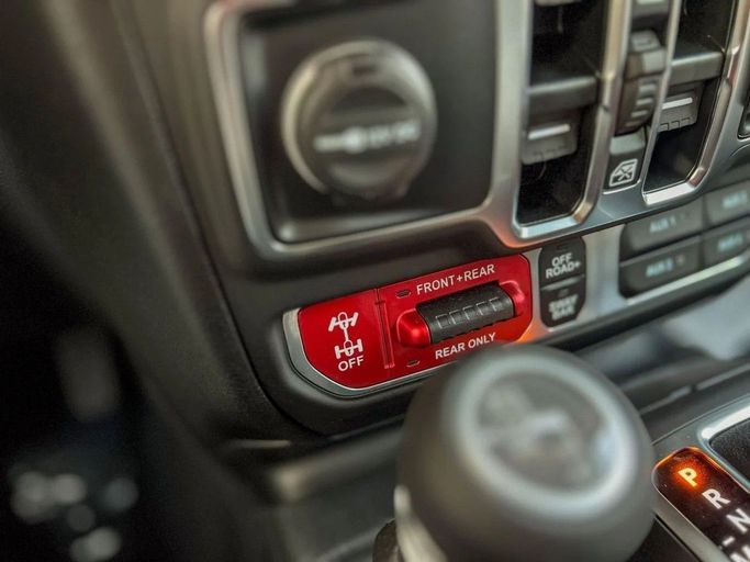 Новый Jeep Wrangler IV (JL) Рестайлинг, 6.4 л, 2025 в Дубае от Al Rawnaq Motors  Белый цвет. GCC | AUTO.AE