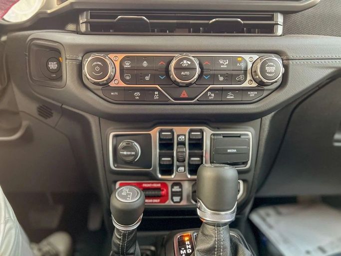 Новый Jeep Wrangler IV (JL) Рестайлинг, 6.4 л, 2025 в Дубае от Al Rawnaq Motors  Белый цвет. GCC | AUTO.AE