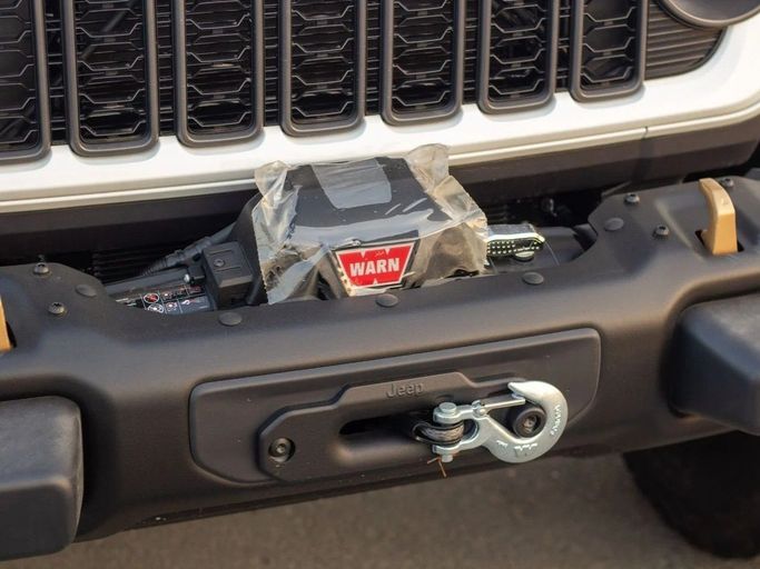 Новый Jeep Wrangler IV (JL) Рестайлинг, 6.4 л, 2025 в Дубае от Al Rawnaq Motors  Белый цвет. GCC | AUTO.AE