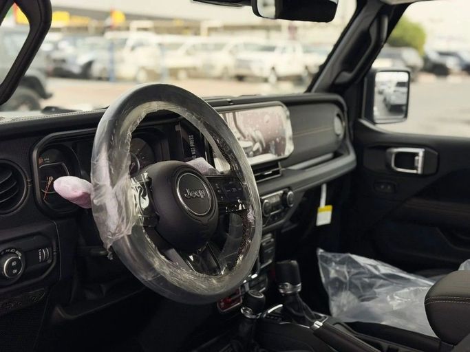 Новый Jeep Wrangler IV (JL) Рестайлинг, 6.4 л, 2025 в Дубае от Al Rawnaq Motors  Серый цвет. GCC | AUTO.AE