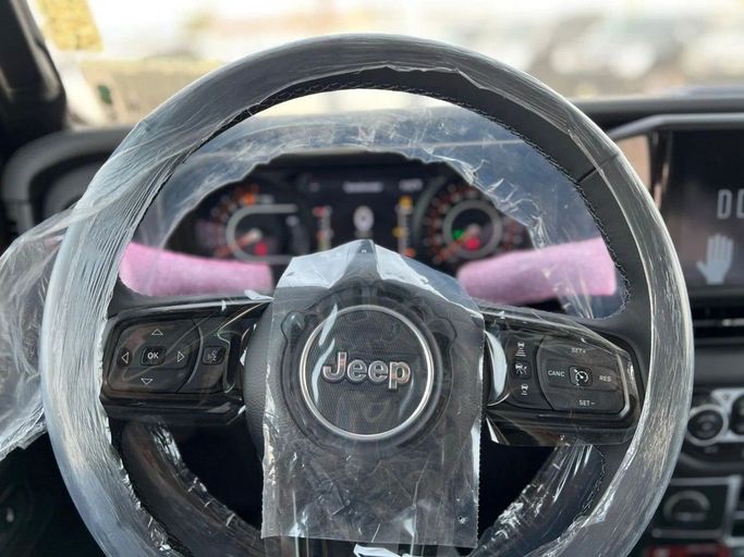 Новый Jeep Wrangler IV (JL) Рестайлинг, 2.0 л, 2025 в Дубае от Al Rawnaq Motors  Серый цвет. GCC | AUTO.AE