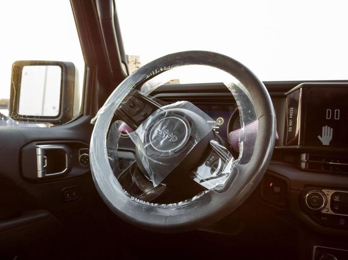 Новый Jeep Wrangler IV (JL) Рестайлинг, 2.0 л, 2025 в Дубае от Al Rawnaq Motors  Серый цвет. GCC | AUTO.AE