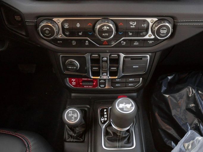 Новый Jeep Wrangler IV (JL) Рестайлинг, 2.0 л, 2025 в Дубае от Al Rawnaq Motors  Серый цвет. GCC | AUTO.AE