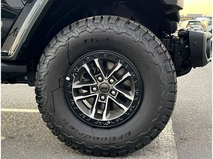 Новый Jeep Wrangler IV (JL) Рестайлинг, 6.4 л, 2024 в Дубае от Al Rawnaq Motors  Черный цвет. GCC | AUTO.AE