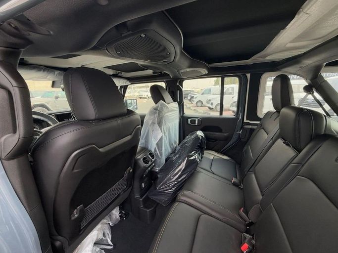 Новый Jeep Wrangler IV (JL) Рестайлинг, 6.4 л, 2025 в Дубае от Al Rawnaq Motors  Серый цвет. GCC | AUTO.AE
